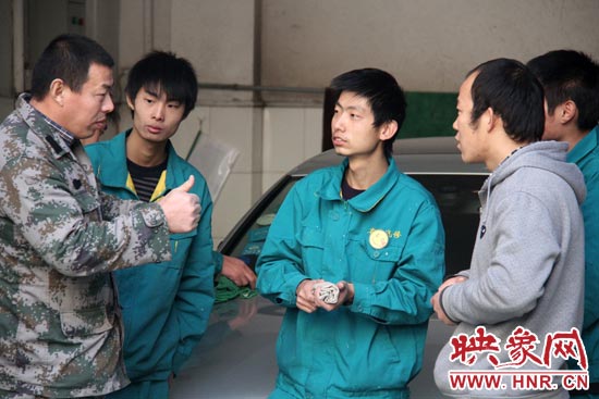 楊冠軍（左）在和兄弟們交流時，多數(shù)都是用手語