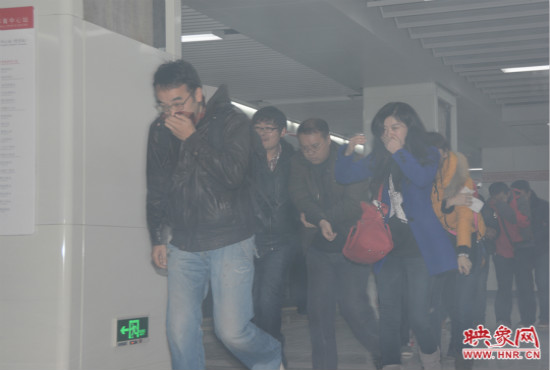 演習中，地鐵乘客從地鐵車廂中跑出。