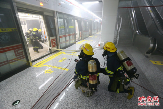 人員疏散完畢后，消防隊員開始滅火