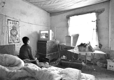 11月21日，武文英小兒子中午放學回家坐在床上看電視，母親進看守所之后，小兒子變得沉默寡言。