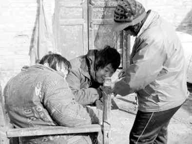 去年年初，武文英和雙胞胎腦癱兒子。圖片來源/《周口晚報》