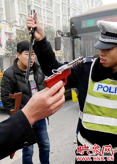 據(jù)當(dāng)事交警描述，男子自知車上有刀，在車輛被逼停后，車上的另一名男子試圖將刀具交給到達(dá)現(xiàn)場(chǎng)的同伴。