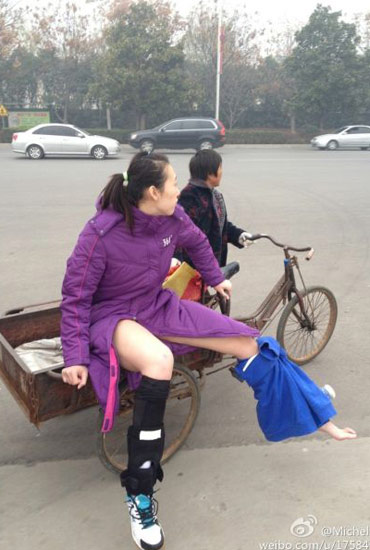 楊婕與朱婷相撞受傷下場-街頭大媽三輪送賓館。