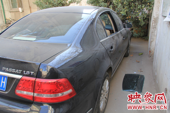 12月12日，鄭州金水區(qū)一小區(qū)汽車車窗被撬