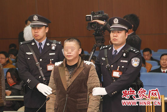 被告人被法警帶上法庭時，身上沒有戒具，也沒有剃光頭。（圖片來源于微博@豫法陽光）