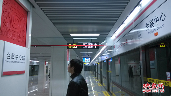 會展中心站，兩塊牌子的站點名稱英文翻譯也不相同