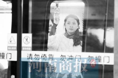 首個上班高峰，地鐵乘客以年輕的上班族為主