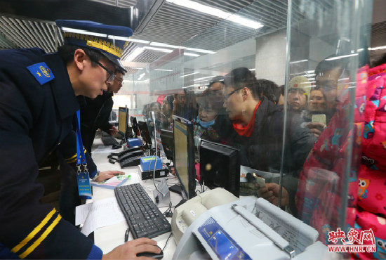 地鐵一卡通的辦理窗口市民排隊(duì)購買 地鐵一卡通的辦理窗口市民排隊(duì)購買