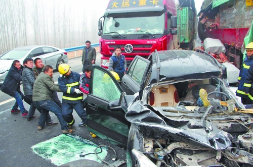 現(xiàn)場(chǎng)慘不忍睹，眾人合力施救。