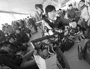 由于媽媽生病，盧文成只得中途放棄騎行改乘火車趕回老家。