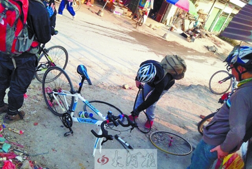 運(yùn)氣不好，十分鐘被扎了兩次胎，只能自己修車(chē)。