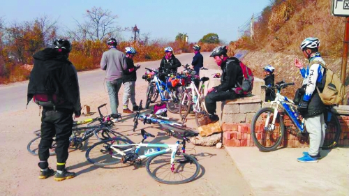 1月21日，他們路過湖南中路鋪鎮(zhèn)，在路邊短暫休息。