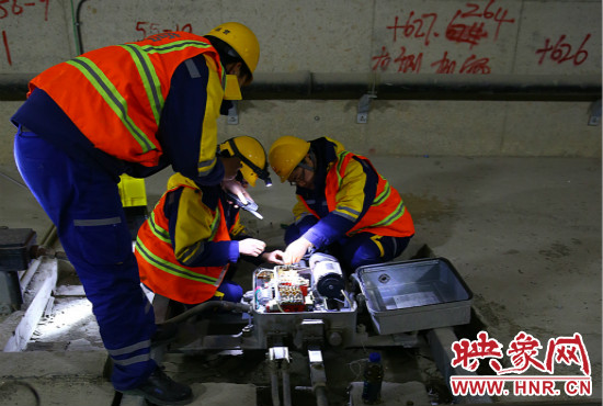 鄭州地鐵設備部各工種的同事們每晚在夜深人靜時的隧道里堅守著自己的崗位。