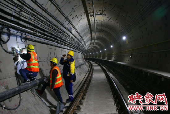 設施設備部通號室信號專業(yè)工程師正帶領著同事們進行軌道信號轉(zhuǎn)轍機零件更換。