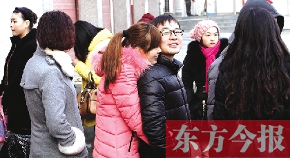 在鄭州市二七區(qū)婚姻登記處，新人們在門外排長隊