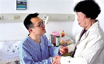 “媽媽,謝謝您的支持!”耿斌拉著媽媽的手。