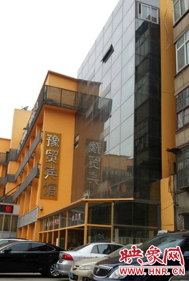 該酒店為加蓋樓層統(tǒng)一安裝上黑色玻璃，從前面看不出加蓋的痕跡