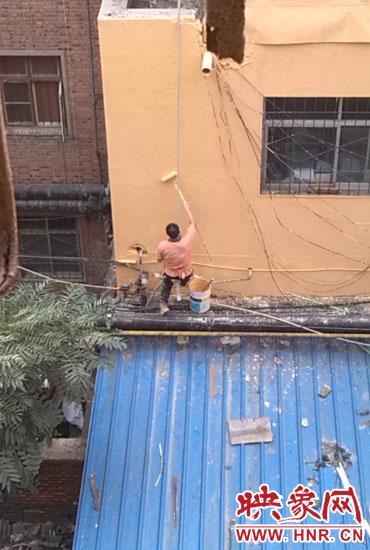 在13年11月多家媒體該酒店加蓋事件后，該酒店派人將樓層加蓋處統(tǒng)一刷上黃漆(附近小區(qū)居民提供)