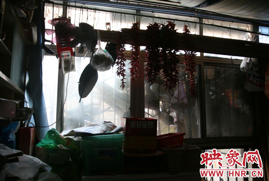 受影響的住戶將自己的窗戶遮擋起來(lái)，以防被加蓋樓層住戶看到自家