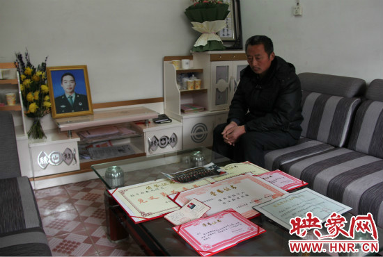 救火英雄鄭春光的父親和兒子獲得榮譽證書。