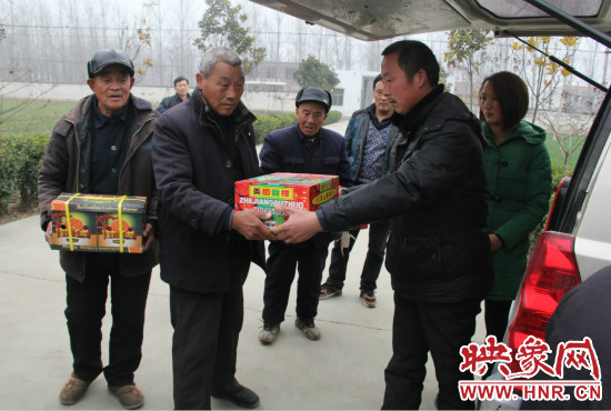 鄭春光的父親鄭慶兵和女兒鄭元元帶著他未完成的夢想來到了鄭集鄉(xiāng)敬老院，看望慰問居住在這里的五保老人。