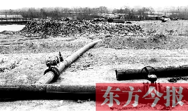 鄭州首座垃圾沼氣電廠并網(wǎng)發(fā)電，集氣管一端連接垃圾山深處，一端連接電廠集氣裝置