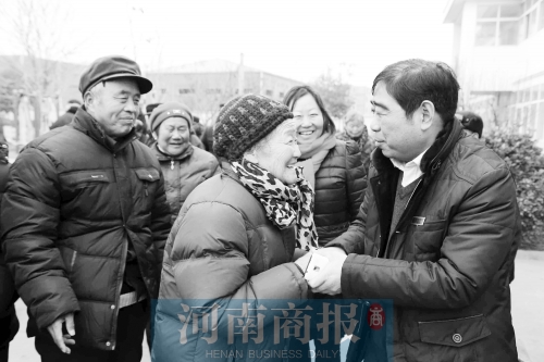 商丘市義工聯(lián)會長李東亮到敬老院看望老人 商丘市義工聯(lián)會長李東亮到敬老院看望老人