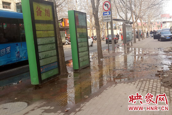 公交車站處臭氣沖天污水橫流，行人幾乎無法在此等車