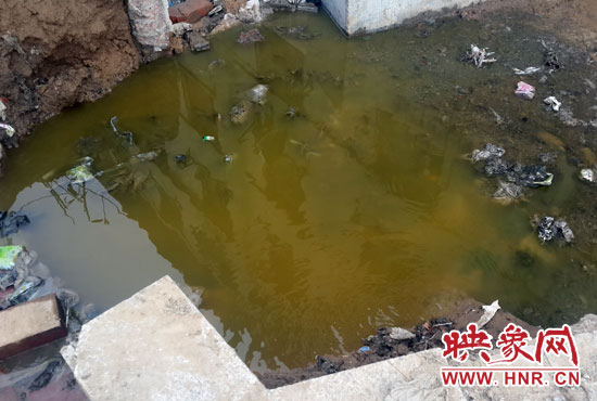 \路旁有一個(gè)水坑，污水不停在往外冒