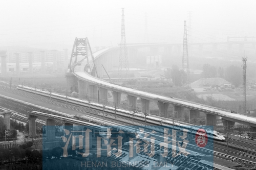 一列高鐵從正在建設(shè)的鄭開城際鐵路旁經(jīng)過 一列高鐵從正在建設(shè)的鄭開城際鐵路旁經(jīng)過