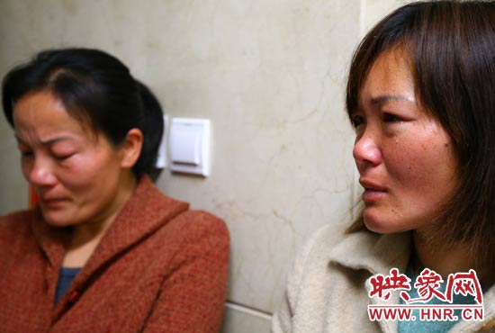 提及現(xiàn)狀，柴小快的女兒不住流淚。