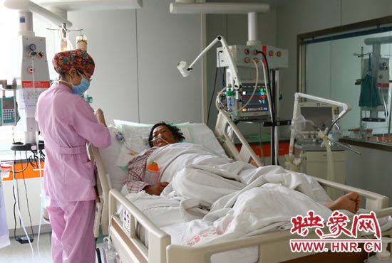 4月4日上午，仍舊躺在重癥監(jiān)護室里的柴小快正在接受治療。