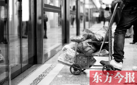 過個周末逛逛街 坐著地鐵去掃貨 過個周末逛逛街 坐著地鐵去掃貨