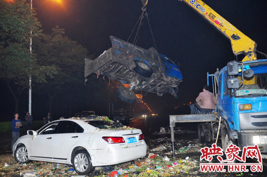 1點40許，兩輛車先后被吊起并拖離現(xiàn)場，停車場的幾位員工將路面清掃干凈，隨后該路段恢復通行。