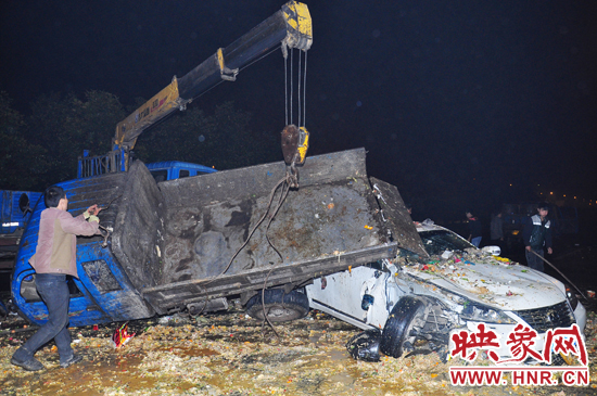 滿滿的一車泔水和垃圾傾瀉而下，鋪撒在路面和凌志車上，數(shù)十米遠都能聞到泔水的惡臭。