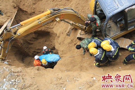 14點10分，經(jīng)過4個多小時的救援，消防官兵發(fā)現(xiàn)被埋男子，現(xiàn)在正從6米多深的塔吊塌方處抬出。