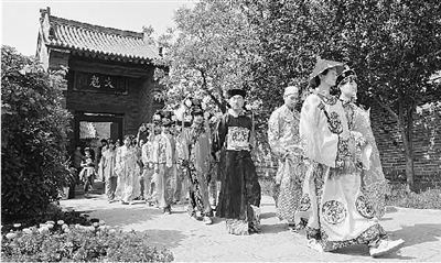 5月1日,大型實(shí)景劇《慈禧駕臨康百萬(wàn)莊園》將在鞏義康百萬(wàn)莊園首演。