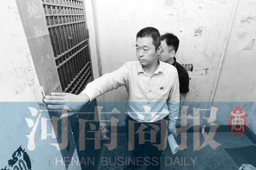 　來到馬某家，法官被拒之門外