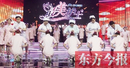 5月6日，“最美護士”的獲獎者給新護士授帽