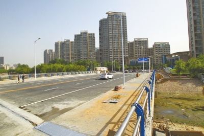 東風(fēng)渠上又一座人車兩用橋正式通車。 東風(fēng)渠上又一座人車兩用橋正式通車。