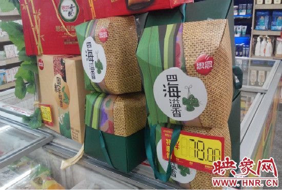 今年商場(chǎng)里的散裝、袋裝粽子多了，盒裝粽子的售價(jià)也更加親民。