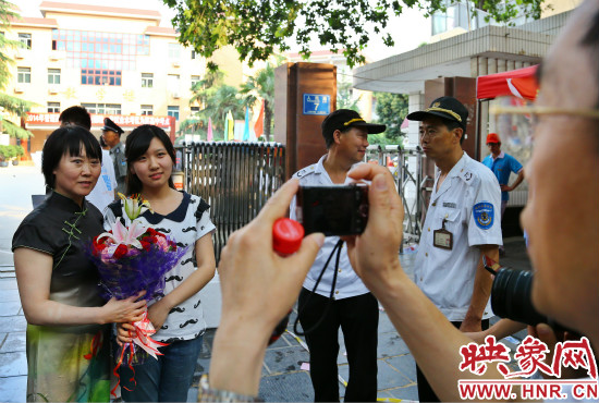 父親用手中的相機(jī)記錄下這重要的一刻。