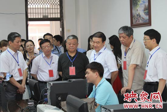 在評卷質(zhì)檢組,工作人員介紹說,今年有四級質(zhì)檢(即小組質(zhì)檢、題組質(zhì)檢、學(xué)科質(zhì)檢、省質(zhì)檢),確保嚴(yán)把質(zhì)量