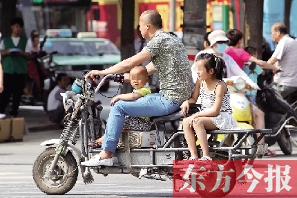 這樣帶著孩子，一個(gè)剎車，孩子就有可能摔下車