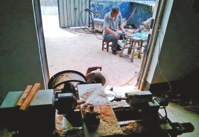 前邊是加工珠子的小車床,后邊正在拋光珠子。