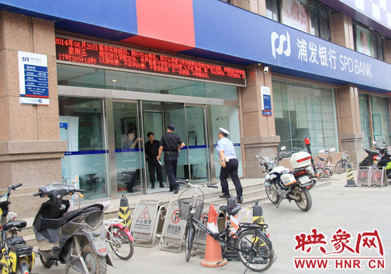 民警趕到現(xiàn)場(chǎng)了解情況。