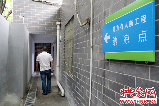 在每一處納涼點(diǎn)均有醒目標(biāo)志，市民可就近前往。