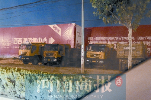 昨夜，記者發(fā)現(xiàn)一些工地外，渣土車們正在“休息”記者 鄧萬里/攝