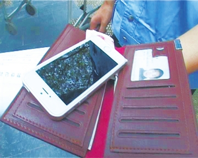 錢包里裝了5000來塊錢，懷里揣著最新的蘋果5S“土豪金”手機