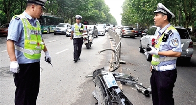 帶著車牌的車前臉留在了現(xiàn)場(chǎng)。